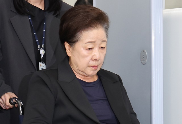 윤석열 정권과 통일교가 연관된 '정교유착 국정농단' 의혹을 받는 한학자 통일교 총재가 지난 9월 22일 서울중앙지법에서 구속 전 피의자 심문(영장실질심사)을 마친 뒤 법정을 나서고 있다. / 연합뉴스