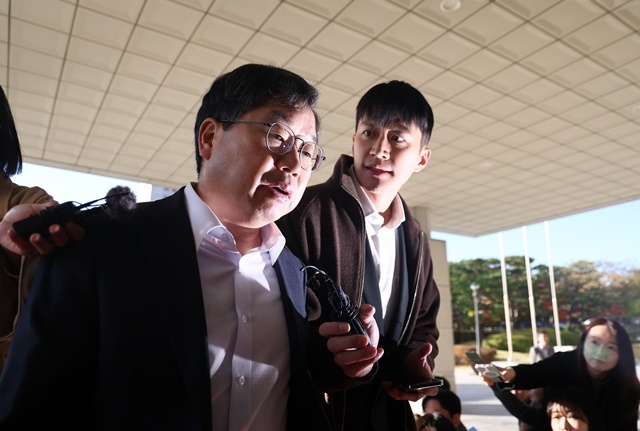 노만석 검찰총장 직무대행이 10일 서울 대검찰청으로 출근하며 취재진의 질문을 받고 있다. / 연합뉴스