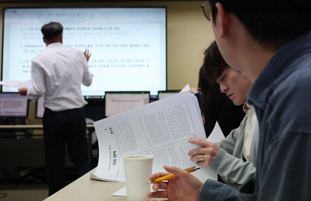 2026학년도 대학수학능력시험일인 13일 목동 종로학원 상황실에서 임성호 대표이사가 전문가들과 수능 문제 분석을 하고 있다. / 연합뉴스