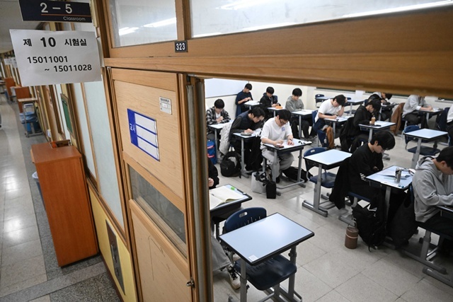 2026학년도 대학수학능력시험(수능)일인 13일 서울 종로구 경복고등학교에 마련된 고사장에서 수험생들이 시험을 준비하고 있다. / 연합뉴스