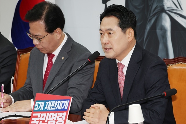 국민의힘 장동혁 대표가 17일 서울 여의도 국회에서 열린 최고위원회의에서 발언하고 있다. / 연합뉴스