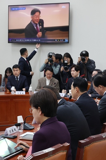 '내란 가담' 공직자 조사 비판하는 장동혁 대표 / 연합뉴스