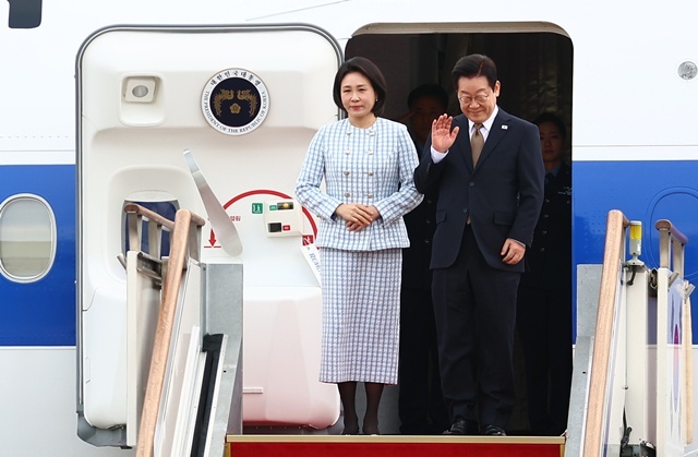 이재명 대통령 부부, G20 참석 계기 4개국 순방 출국 / 연합뉴스