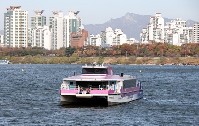 17일 서울 송파구 잠실선착장 부근에 수심이 얕은 곳을 지나다 항로를 이탈하며 강바닥에 걸린 한강버스가 멈춰서 있다. / 연합뉴스