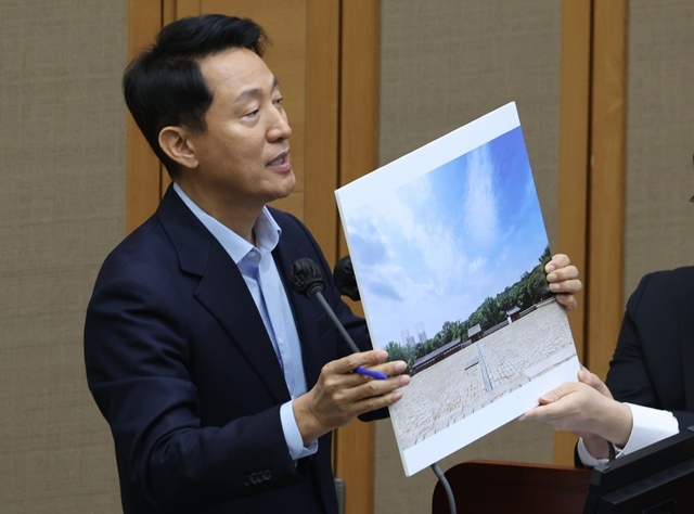 세운4구역 재개발과 종묘 관련 자료 든 오세훈 서울시장