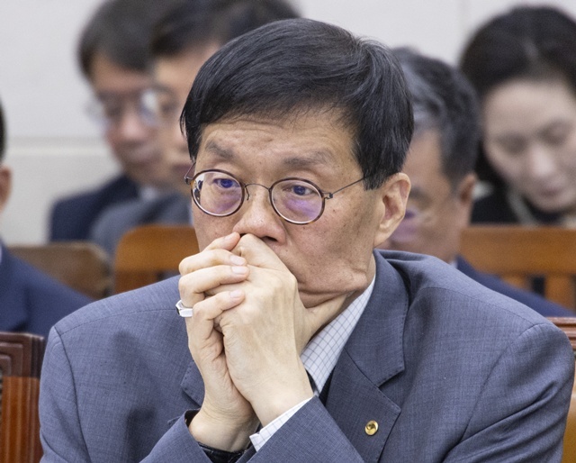 종합 국정감사 출석해 생각에 잠긴 이창용 한국은행 총재 / 연합뉴스