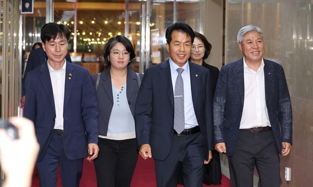 우원식 국회의장 면담 위해 이동하는 개혁4당 대표 및 원내대표 / 연합뉴스