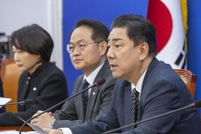 더불어민주당 김병기 원내대표와 원내지도부들이 20일 국회에서 열린 정책조정회의에서 발언하고 있다. / 연합뉴스