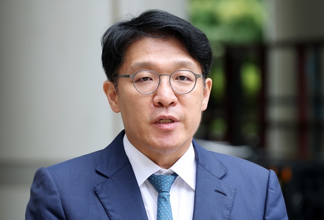 취재진 질문에 답하는 김상민 전 검사 / 연합뉴스