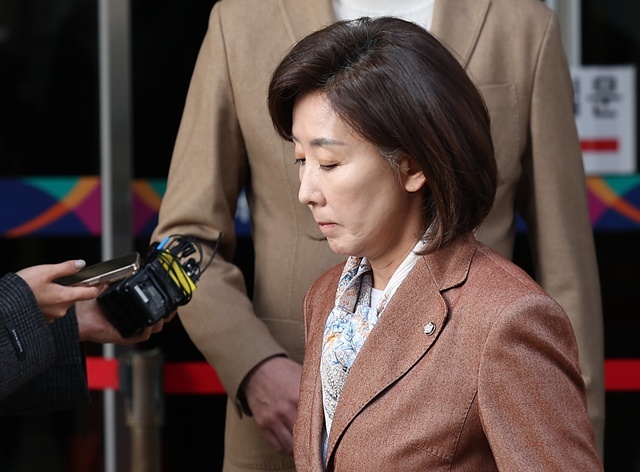 '벌금형 선고' 법정 나서는 나경원 의원 / 연합뉴스