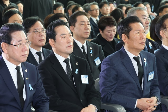 더불어민주당 정청래 대표, 국민의힘 장동혁 대표 등이 29일 전라남도 무안군 무안국제공항 여객터미널에서 열린 12ㆍ29 여객기 참사 1주기 추모식에 참석해 있다. / 연합뉴스