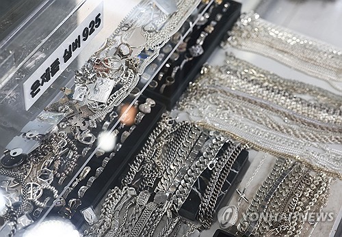 서울 시내 한 금은방에 은 제품이 진열돼 있다. / 연합뉴스