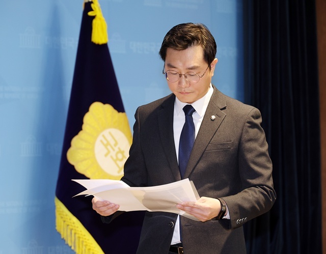 기자회견 마친 장경태 의원 / 연합뉴스