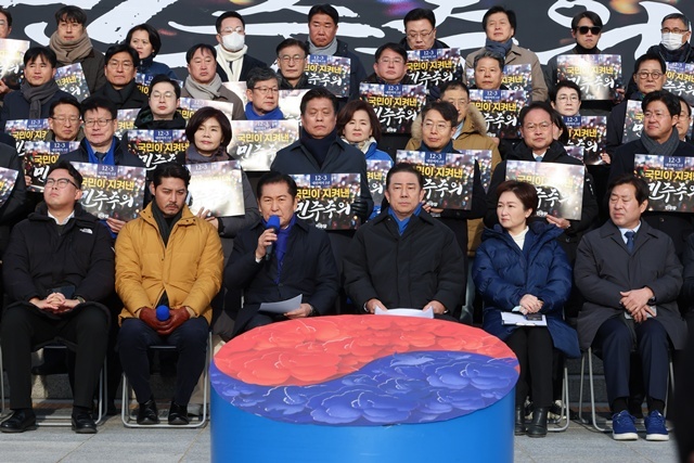 정청래 대표, '내란 저지 1년' 현장 최고위 발언 / 연합뉴스