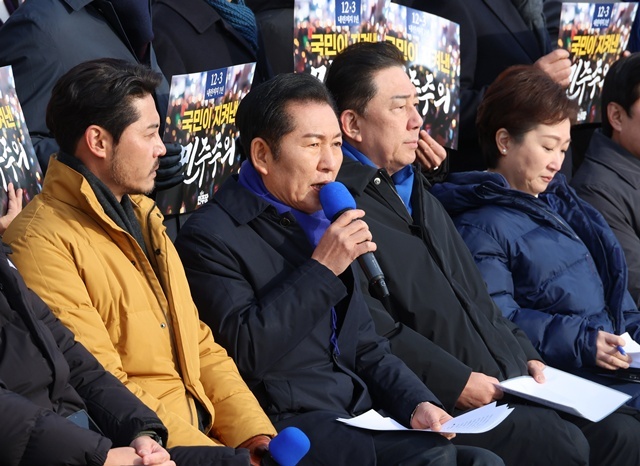 '내란 저지 1년' 현장 최고위에서 발언하는 정청래 대표 / 연합뉴스