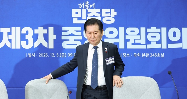 민주당 중앙위원회의, 입장하는 정청래 대표 / 연합뉴스