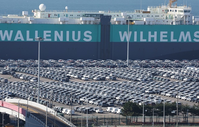 지난 1일 경기 평택항에서 수출을 기다리는 차들 / 연합뉴스