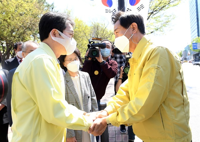 인사하는 오세훈 시장과 정원오 구청장 / 연합뉴스