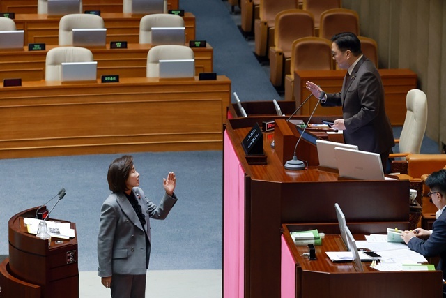 마이크 꺼지자 항의하는 나경원 의원 / 연합뉴스