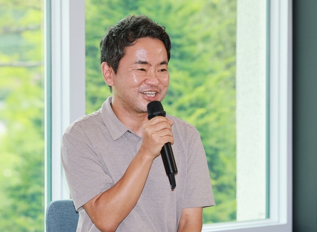 발언하는 김원석 감독 / 연합뉴스