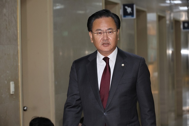 문진석 원내수석부대표 만나러 가는 유상범 원내수석부대표 / 연합뉴스