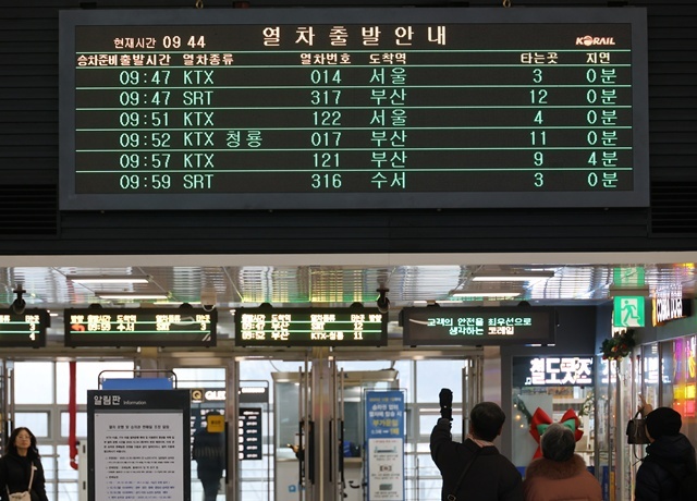 파업 유보로 정상 운행 중인 열차 / 연합뉴스