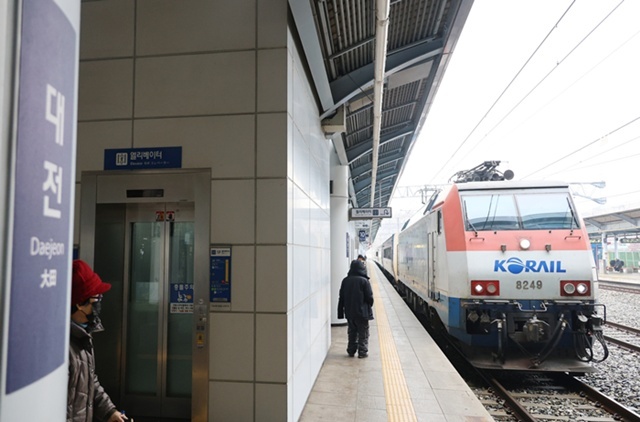 파업 유보로 정상 운행 중인 열차 / 연합뉴스
