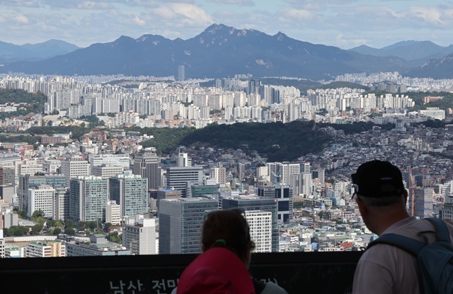 서울 남산에서 바라본 강북 집합건물 모습 / 연합뉴스