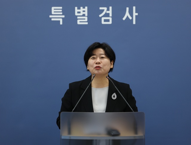 취재진 질문에 답하는 박지영 특검보 / 연합뉴스