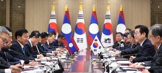 이재명 대통령과 통룬 시술릿 라오스 국가주석이 15일 용산 대통령실에서 정상회담을 하고 있다. / 연합뉴스