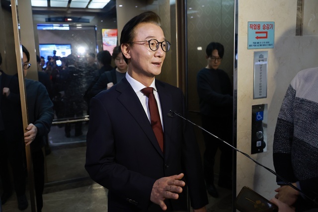 국회의원회관 사무실 나서며 질문에 답하는 전재수 전 장관 / 연합뉴스