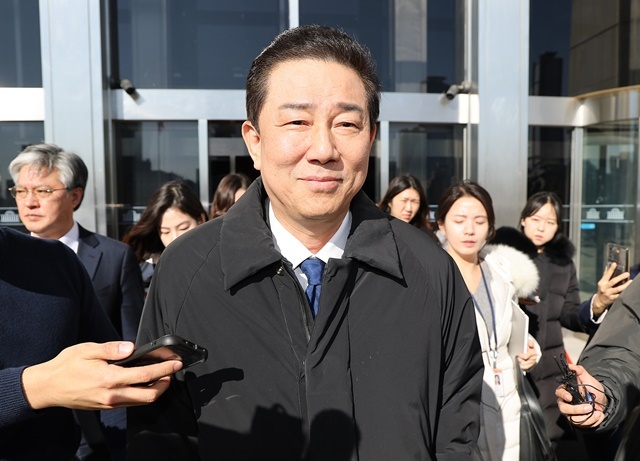 더불어민주당 김병기 전 원내대표가 2025년 12월 30일 서울 국회 본관을 나서고 있다. / 연합뉴스