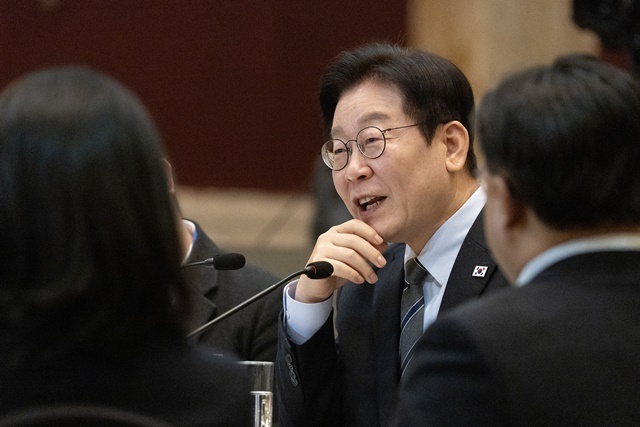 중국을 국빈방문 중인 이재명 대통령이 7일 상하이의 한 호텔에서 열린 순방 기자단 오찬 간담회에서 발언하고 있다. / 연합뉴스