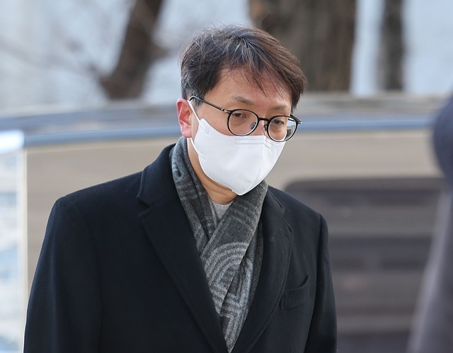 지난 9월 국정감사를 앞두고 더불어민주당 전 김병기 전 원내대표를 만나 식사를 한 박대준 전 쿠팡대표가 8일 경찰 조사를 받기 위해 서울경찰청 마포청사에 참고인 신분으로 출석하고 있다. / 연합뉴스