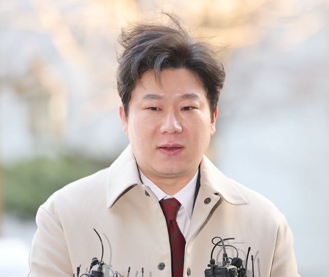 취재진 질문 답하는 진종오 의원 / 연합뉴스