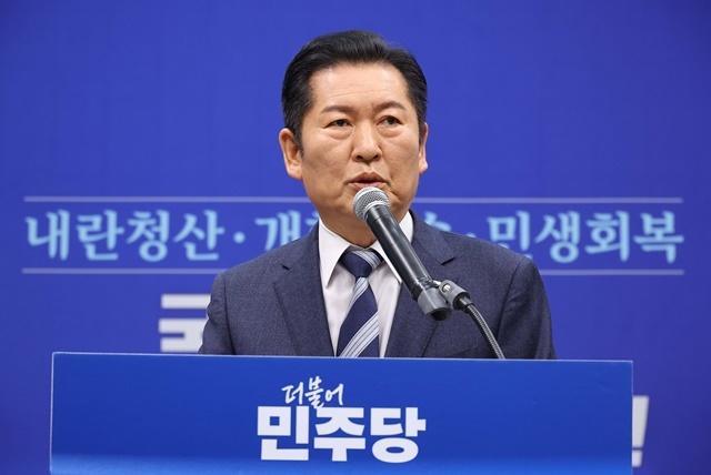 더불어민주당 정청래 대표가 22일 서울 여의도 국회에서 긴급 기자회견을 열고 조국혁신당과의 합당을 제안하고 있다. / 연합뉴스