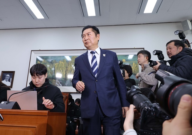 더불어민주당 정청래 대표가 22일 서울 여의도 국회에서 긴급기자회견을 위해 입장하고 있다. / 연합뉴스