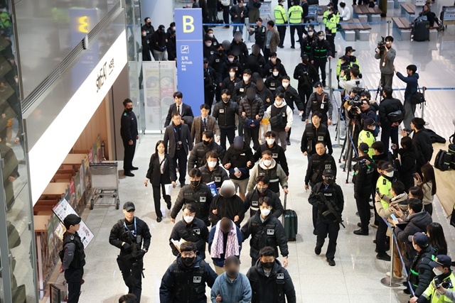 '캄보디아 범죄조직' 한국인 강제송환 / 연합뉴스