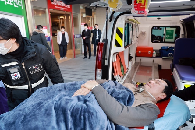 병원으로 이송되는 국민의힘 장동혁 대표 / 연합뉴스