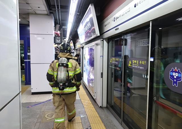 서울 지하철 1호선 종로3가역 연기 발생, 승강장 진입 일시 통제 / 연합뉴스