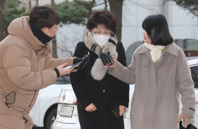 더불어민주당 김병기 의원에게 '공천 헌금'을 건넸다는 자백성 탄원서를 작성한 전직 구의원 김모씨가 지난 1월 9일 서울경찰청 마포청사로 출석하고 있다. / 연합뉴스