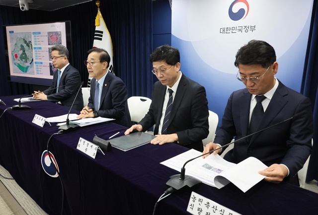 김윤덕 국토교통부 장관이 29일 서울 종로구 정부서울청사에서 도심 주택공급 확대 및 신속화 방안을 발표하고 있다. / 연합뉴스