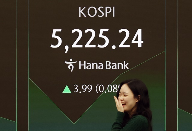 코스피가 하락 출발한 뒤 장 초반 5,220대로 올라서며 강보합세를 보이고 있는 30일 서울 하나은행 본점 딜링룸에서 딜러들이 업무를 보고 있다, / 연합뉴스