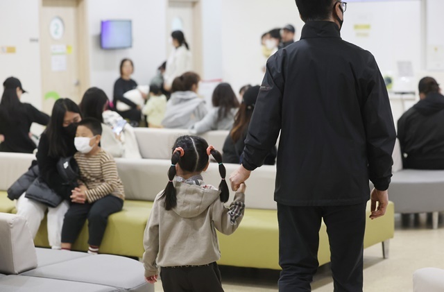 독감이 유행 중인 2025년 11월 11일 성북구 우리아이들병원 진료실이 진료를 받기 위해 기다리는 어린이들로 붐비고 있다. 올해는 작년보다 독감 유행이 두 달가량 빨리 찾아온 탓에 작년 이맘때(2024년 44주차)의 독감 증상 환자 수(1천 명당 3.9명)와 비교하면 올해가 5.8배가량 많다. / 연합뉴스