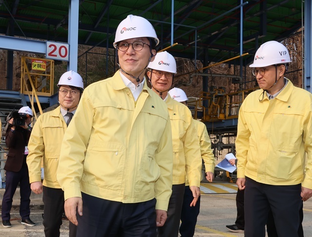 김민석 국무총리가 11일 경기도 구리시 한국석유공사 구리지사 석유비축기지에서 석유비축시설 현장을 시찰하고 있다. / 연합뉴스