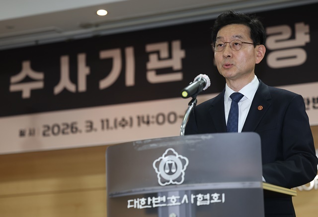 국무총리 산하 검찰개혁추진단장인 윤창렬 국무조정실장이 11일 서울 서초구 대한변호사협회에서 열린 '수사기관 역량강화를 위한 공청회'에서 축사를 하고 있다. / 연합뉴스