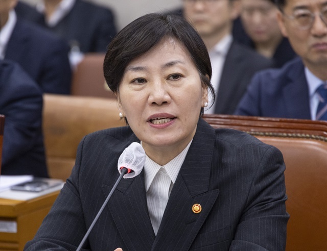 송미령 농림축산식품부 장관이 11일 국회에서 열린 농해수위 전체 회의에 출석해 의원 질의에 답하고 있다. / 연합뉴스