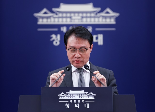 이규연 청와대 홍보소통수석이 16일 청와대 춘추관에서 스토킹 범죄 대응 관련 브리핑을 위해 마이크 위치를 조정하고 있다. / 연합뉴스