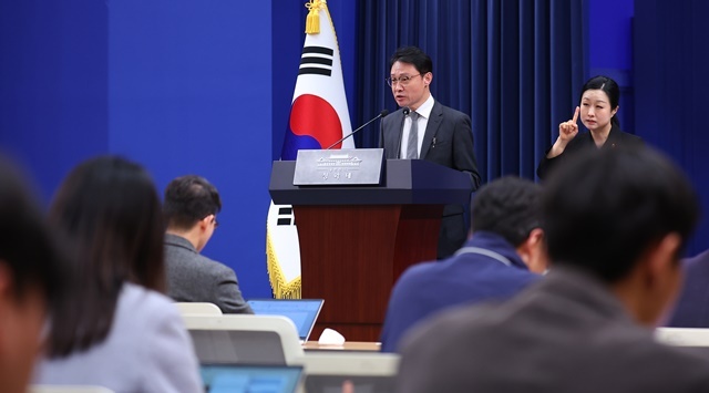 이규연 청와대 홍보소통수석이 16일 청와대 춘추관에서 스토킹 범죄 대응 관련 브리핑을 하고 있다. / 연합뉴스