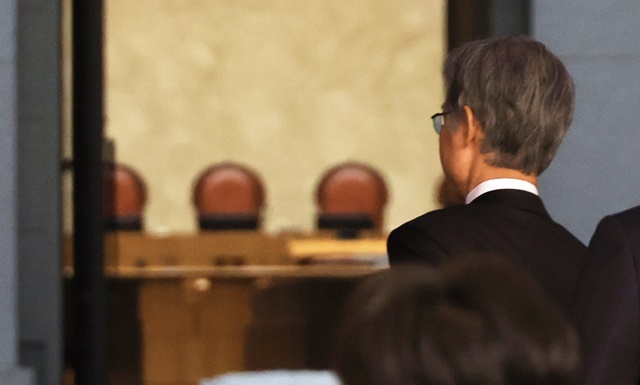 조희대 대법원장이 16일 서울 서초구 대법원으로 출근하고 있다. / 연합뉴스